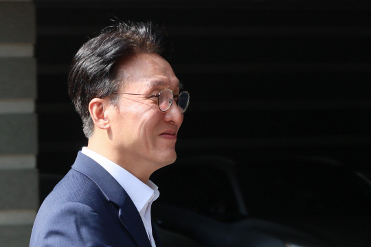 김민석 국무총리 후보자가 17일 서울 종로구 통의동 금융감독연수원에 마련된 인사청문회 준비단 사무실로 출근하고 있다.<연합뉴스 사진>
